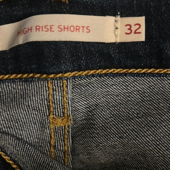 Levi’s HIGH RISE SLIM THROUGH HIP SHORTS 14 | W32 - Picture 13 of 13